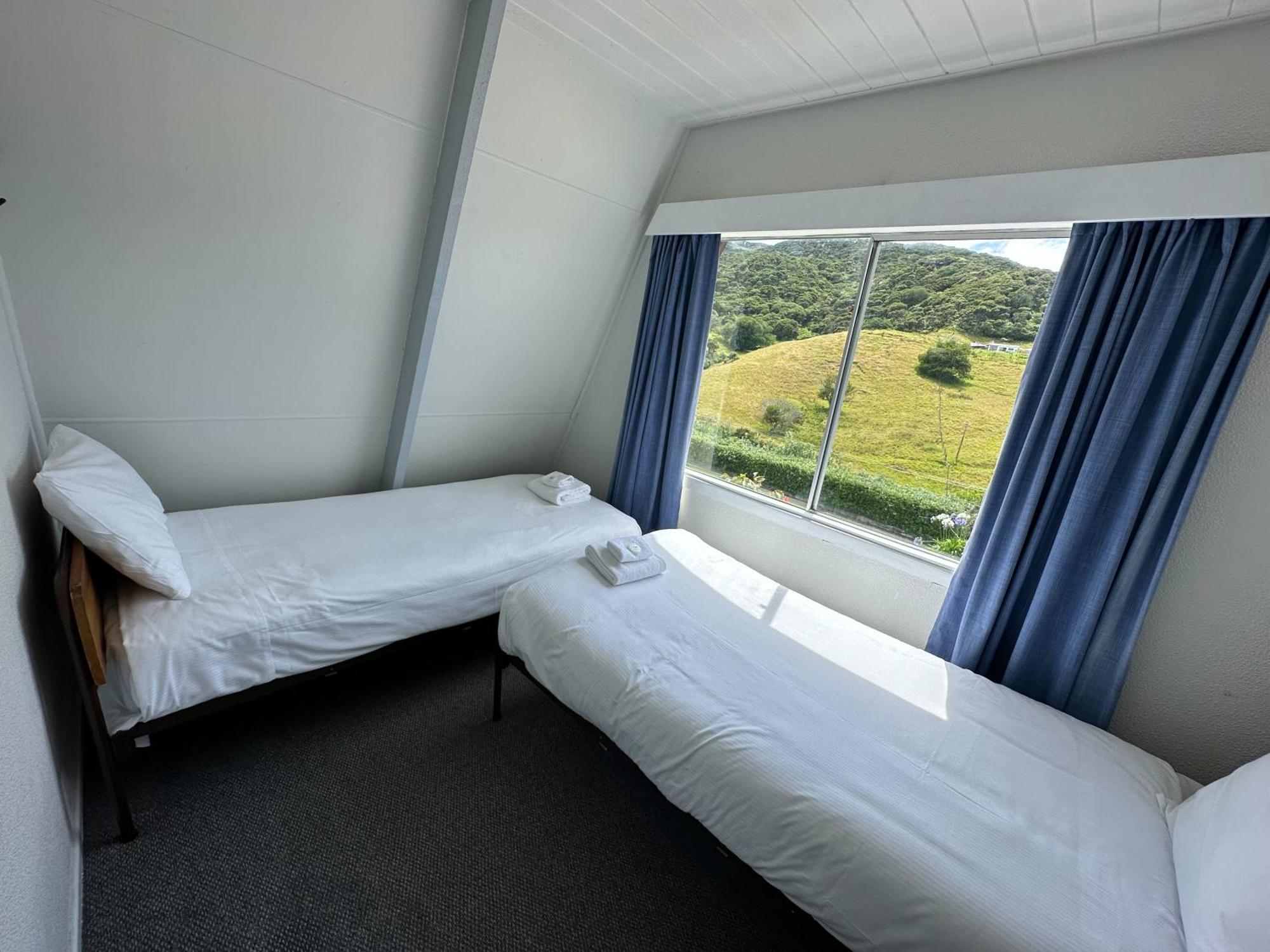 Pohutukawa Coastal Chalets Coromandel Szoba fotó