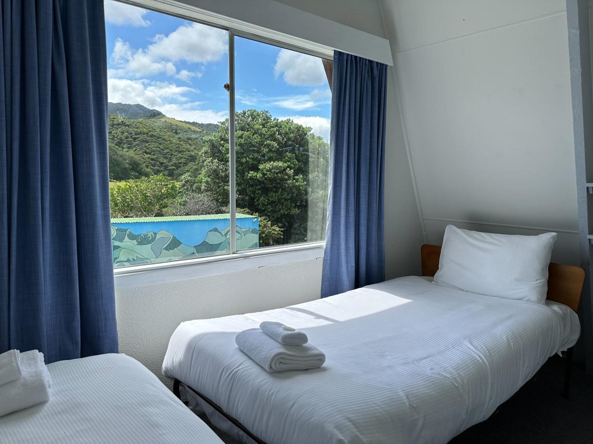 Pohutukawa Coastal Chalets Coromandel Szoba fotó